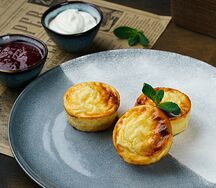 Домашние сырники со сметаной