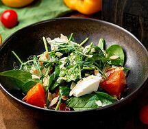 Салат с печеной тыквой и козьим сыром