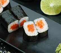 Фирменный ролл с лососем