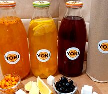 Чай с облепихой в стеклянной бутылке с винтовой крышкой