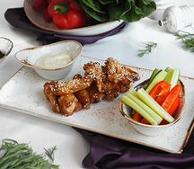 Куриные крылышки в Терияки-соусе с овощными палочками