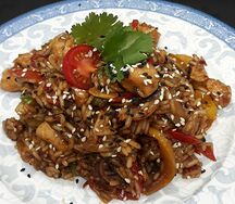 Жареный рис с курицей и овощами