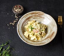 Паста с курицей и песто в сливочном соусе