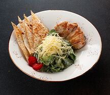 Теплый салат из куриной грудки