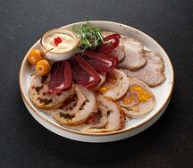 Ассорти из мясных деликатесов
