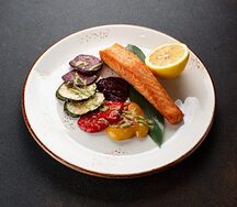 Стейк из семги с жареными овощами