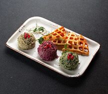 Ассорти пхали с кукурузными вафлями с сыром