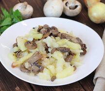 Картофель, жаренный с грибами и луком