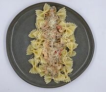 Фарфалле с грибами и курицей