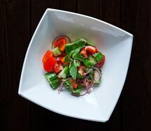 Овощной салат по-грузински с грецким орехом