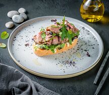 Брускетта с ростбифом и рукколой