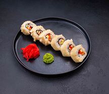 Жареный ролл с креветкой и крабом
