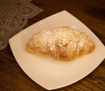 Круассан с миндалем