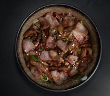 Яичная лапша с говядиной и беконом