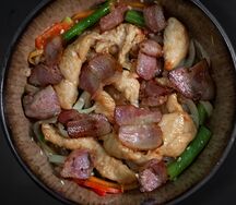 Удон с курицей и беконом
