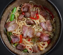 Яичная лапша с беконом