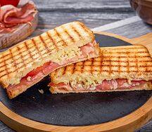 Сэндвич с беконом и сыром моцарелла 