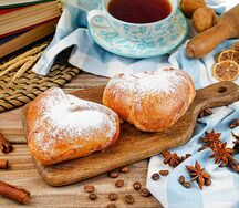 Булочка с клубничным джемом