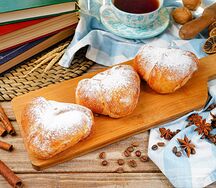 Булочка с клубничным джемом