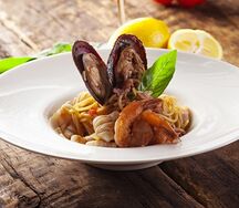 Спагетти с морепродуктами в томатном соусе