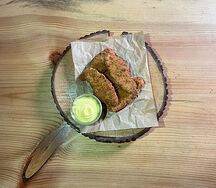 Куриные стрипсы с сырным соусом