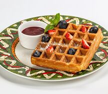 Вафля с шоколадным соусом и ягодами