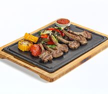 Каре молодого барашка с овощами на гриле