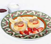 Ванильные сырники с ягодным соусом и сметаной