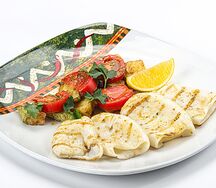 Кальмары на гриле с маринованными цукини, томатами и соусом майо