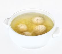Куриный бульон с фрикадельками и вермишелью