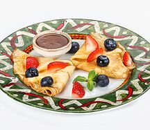 Блинчики с ягодами и горячим шоколадом