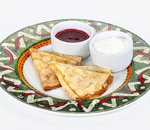 Блинчики с ягодным соусом и сметаной