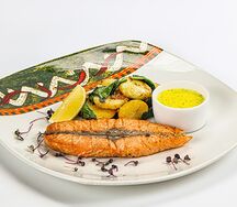 Стейк лосося с запеченным картофелем