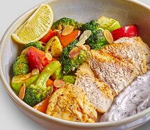 Куриная грудка с брокколи, кабачками, томатами и соусом дзадзики.