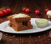 Гренки с чесночком и соусом
