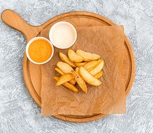 Картофельные дольки с соусом