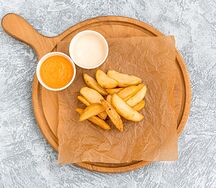 Картофельные дольки с соусом