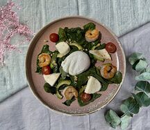 Салат с жареным сыром и креветками