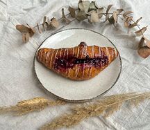 Круассан с вишней