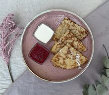 Блинчики с малиновым соусом и сметаной
