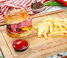 Бургер с говядиной и вишневым соусом