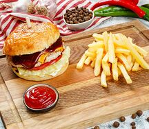 Бургер с курицей и картофелем фри