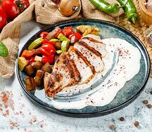 Стейк из куриной грудки с овощами