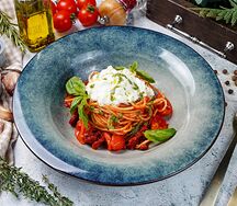 Спагетти со страчателлой и запеченными томатами