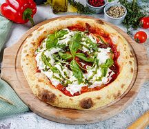 Пицца с сыром страчателла