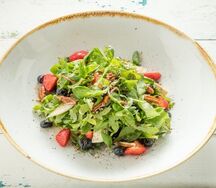 Салат с грушей и голубым сыром