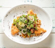 Салат с утиным мясом и жареным камамбером
