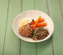 Утиная ножка с гречкой, грибами и луковой эспумой