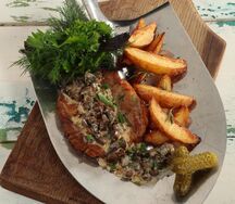 Свиная шея с грибным соусом и печеным картофелем
