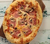 Пицца с ветчиной и грибами